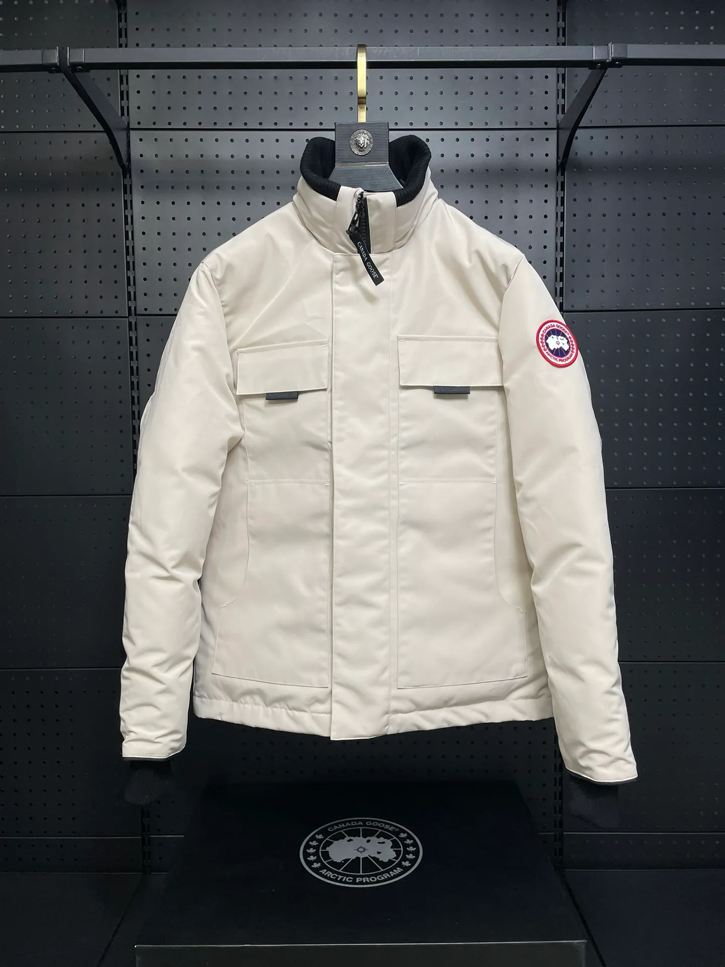 P800 forester men's new model black 24 models Canada Goose (Canada Goose) Men's model xs-xxl The highest version on the market! 🔥 Recommendation of single product for autumn and winter hard goods # Produced by OEM canada goose # The Canadian brand canada goose has always been recognized as the warmest down jacket, and its existence can often be seen in the winter street photos of various celebrities. I make Canada Goose every year, but I still can’t get rid of my love for it. No matter how cold the weather is, there’s no need to be afraid! Because this year, as always, we will provide you with ruthless goods and prepare large quantities of goods. I believe that the market has become a bit chaotic, but we are not afraid. Only good things are competitive, not comparing prices! No one is stupid enough to quote a high price and send old customers away! Look at price in the short term and quality in the long term! If you care about quality, please respect its price! If what you want is cheap, please don't expect good quality! You get what you pay for, this is the rule of the market! We really value quality. It is only worn by the one who understands you! Filling content: 90 international standard duck down! I won’t say much more, everyone sells their own goods! Regarding the down content, you can feel it with your hands. There is nothing wrong with good down. Another customer said that the clothes are very light, but the ones on the market are very heavy. For us insiders, adding some filament to the clothes will make them look bulging and heavy. But we won't do that! 🔥Pure original fidelity! 🔥Everyone who has been cooperating with us in the past few years knows that the large-scale wholesale market products are incomparable to us. You are welcome to visit the brick cabinet and then come to my home to buy! It is the legendary warmest down jacket. A goose and a single layer of clothing can withstand minus 20 degrees Celsius! Known as a must-have for Arctic outdoor sports! The most popular down jacket in the world, celebrities are rushing to buy it, it is a must-have!